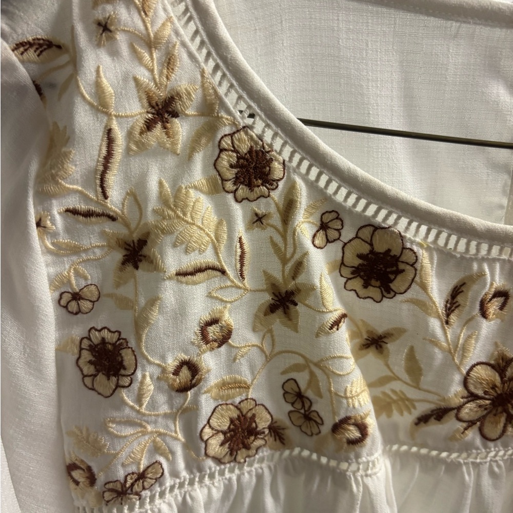 JODIFL medium white short sleeve top with brown embroidery, roomy and cute! - Picture 2 of 4